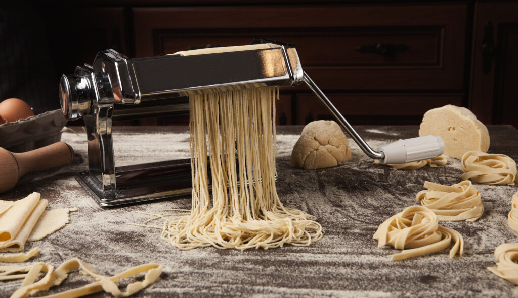 Hand-Cranked Pasta Roller And Cutters - Best Pasta Equipment to Prepare And Cook Fresh Pasta like Handmade - Chef's Deal