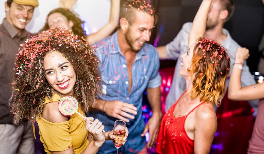 Have fun while drinking in pub crawl in Nashville